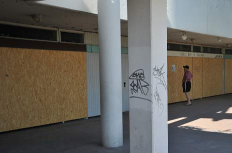 Wo im Vorjahr noch florierende Läden waren, können sich Touristen anhand kopierter Zeitungsartikel über die Strategie des Lübecker Senats für Travemünde informieren. Foto: <b>TA</b>