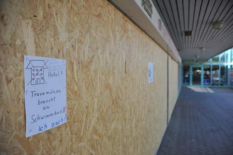 Senatsbeschluss: Verbretterte Schaufenster vor entmieteten Läden in touristischer 1-A-Lage. Foto: <b>TA</b>