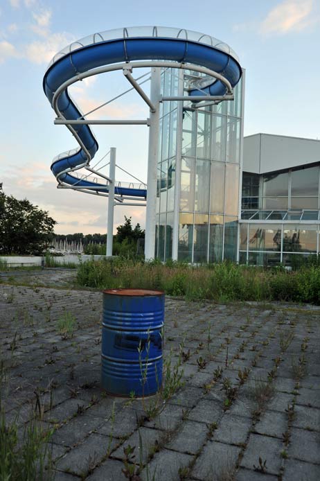 »Wie nach einem Bombenangriff«: Das Aqua-Top mit der weithin sichtbaren Wasserrutsche. Foto: <b>TA</b>