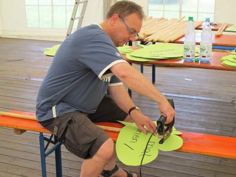 Jochen Schultz vom Jugendpfarramt Lübeck-Lauenburg zeigt, dass es wichtig ist, dass jeder sich einbringt. Foto: <b>ANN-KATRIN WEBER</b>