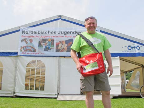 Christoph Bauch freut sich über die rote Festivaltasche, gesponsert vom Sparkassen- und Giroverband Schleswig-Holstein und auf das Festival. Foto: <b>ANN-KATRIN WEBER</b>