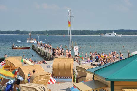 Am Dienstagnachmittag sprang ein Jugendlicher von der kleinen Seebrücke vor der DLRG-Hauptwache. Er wurde mit dem Rettungshubschrauber ins Krankenhaus gebracht. Foto: <b>TA</b>