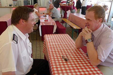 Travemündes Ortswehrführer Martin Grage (links) schilderte dem Vorsitzenden des Bürgerschaftsausschusses für Sicherheit und Ordnung Carsten Stier (FDP) die Situation der FFW in Travemünde. Foto: <b>KARL ERHARD VÖGELE</b>