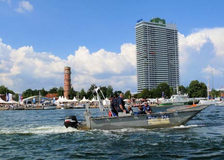 Mit dem Einholen der Flaggen des Technischen Hilfswerkes (THW) und der DRK-Wasserwacht an der Promenade vor dem Lübecker Yacht-Club LYC werden die ehrenamtlichen Einsatzkräfte der Sicherungsboote am Sonntag nach der letzten Wettfahrt ihren Einsatz auf der 121. Travemünder Woche beenden. Foto: <b>THW</b>