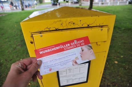 Wunscherfüller-Voting-Karten gibt es unter anderem im Ostsee-Shop im Aqua-Top, den man auch wählen kann. Zum Beispiel für den erfüllten Wunsch nach Aufrechterhaltung der Strandversorgung. Eine Briefmarke kostet 45 Cent, der Briefkasten ist ganz in der Nähe vorm Restaurant Büchtmanns. Foto: <b>TA</b>