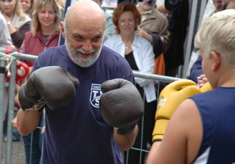 Olaf »Olli« Behrens zeigt dem Box-Nachwuchs wies geht: Die Travemünder Fitnessboxer präsentierten sich mit Trainingseinheiten und Sparring auf dem Handwerkerfest. Diesmal soll ein richtiger Boxring aufgebaut werden. Foto: <b>ARCHIV TA</b>