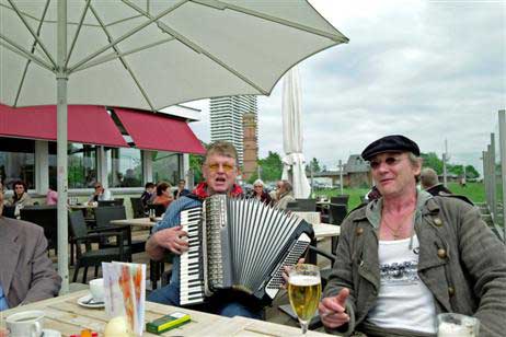 Comiczeichner Rötger »Brösel« Feldmann, hier bei einem Spontan-Konzert mit dem Lübecker Musiker Peter Loose an der Travepromenade. Foto: <b>KARL ERHARD VÖGELE</b>