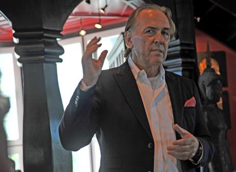 »Wie weit soll man denn gehen, dass die Leute einem vertrauen?« Jürgen Hunke wirbt für sein Teehaus-Projekt. Foto: <b>TA</b>