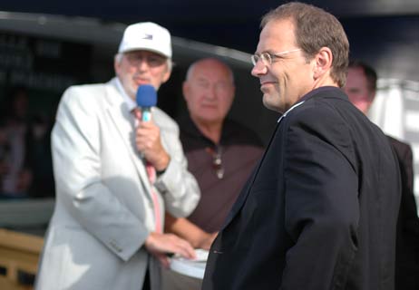 Jürgen Schmidt (rechts), hier bei Aufnahmen von »Radio Travemünde« auf der Passat, ging Sender-mäßig fremd und machte erfolgreich beim Ratespiel von Hamburg 90,3 mit. Foto: <b>ARCHIV TA</b>