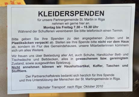 Kleiderspenden werden unter der Woche gern im Gemeindehaus Teutendorfer Weg entgegengenommen. Ein Schild am Eingang weist darauf hin. Foto: <b>TA</b>