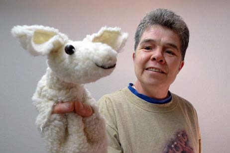 Gertraud Häffner und Schaf Mähria erzählen eine Geschichte, die ein bisschen auch mit der Weihnachtsgeschichte zu tun hat. Foto: <b>KARL ERHARD VÖGELE</b>