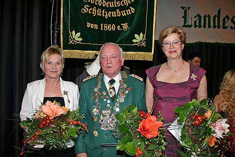 Die neuen Majestäten v.l.n.r. 2. Landesritter Bärbel Brunckhorst, Landeskönig Günther Huber, 1. Landesritter Karin Prellwitz. Foto:<b> Margit Kunde</b>