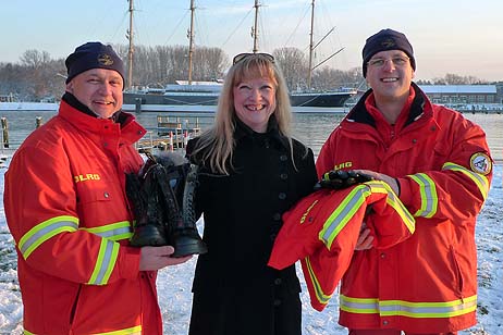Antje Peters-Hirt von der Gemeinnützigen überbrachte eine Ausrüstungs-Spende an Frank Hertlein, 1. Vorsitzender der DLRG Lübeck (links) und Henning Otto, stellvertretender Vorsitzender der DLRG Lübeck (rechts). Fotos: <b>KARL ERHARD VÖGELE</b>