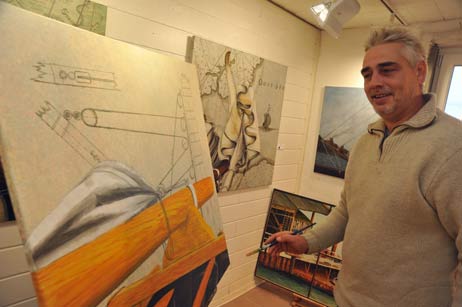 Mit dabei: Travemündes Hafenmaler Michael Böttger zeigt Bilder seiner neuen Serie »Segeltuch & salziges Wasser«. Foto: <b>TA</b>