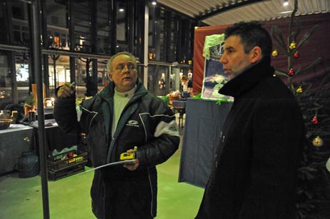 Viel Arbeit liegt hinter und vor der »IG faire Gastronomie Travemünde«, hier Ewald Hagemann (links) und Eiko Zöllner-Quanz beim Ausmessen des Travemünder Kreuzfahrt-Terminals für die Standvergabe. Foto: <b>TA</b>