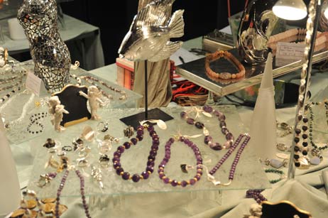 Mit dabei: Gabriele Forkel aus Rendsburg mit handgefertigtem Silberschmuck, einer von vielen Kunsthandwerker-Ständen. Foto: <b>TA</b>