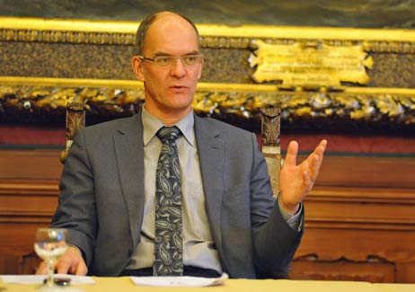 Wirtschaftssenator Sven Schindler gab am Donnerstag im Roten Saal des Rathauses bekannt, dass die Verträge nun unterschrieben seien und der Abriss des Aqua-Top beginnen können. Foto: <b>TA</b>