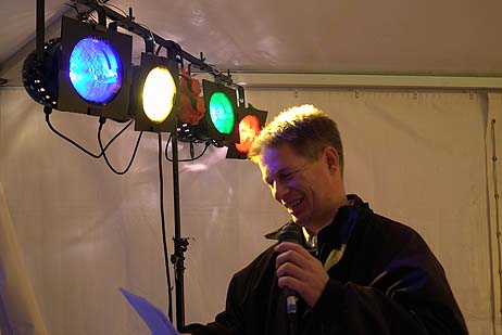 Premiere auf dem Weihnachtsmarkt: Helge Normann las das Märchen »Wo die Weihnachtsdrossel wohnt«. Foto: <b>KARL ERHARD VÖGELE</b>