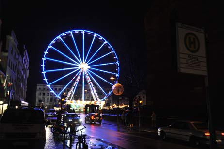 Kann ein Weihnachtsmarkt auf dem Koberg ohne Riesenrad überhaupt funktionieren? Es zieht die Menschen von der Breiten Straße zum Koberg. Eine Verbindung mit Buden gibt es zwischen den Weihnachtsmärkten nicht. Foto: <b>TA</b>