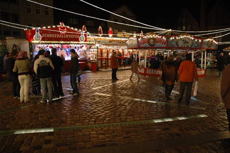 »Hubschrauberlandeplatz«, »Schuhsohlen-Beleuchtungsanlage«: Für die inzwischen wieder deinstallierte Lichtinstallation auf dem Koberg gab es viel Spott. Inzwischen lacht Lübeck über Buddelschiffe und Fischbrötchen auf einem geplanten »Maritimen Weihnachtsmarkt« mitten in der Altstadt. Foto: <b>TA</b>
