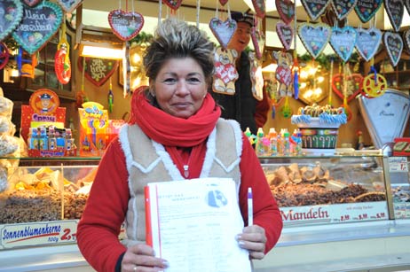 »Wir leben ja davon«: Auch Lübecker Unternehmer wie Claudia Vespermann sind von den Weihnachtsmarkt-Plänen betroffen. Die Schausteller vom Koberg sammeln Unterschriften für den Erhalt des Marktes und des Riesenrades. Foto: <b>TA</b>