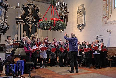 Der Gemischte Chor der Travemünder Liedertafel trat wegen der Kälte in der Kirche auf. Fotos: <b>KARL ERHARD VÖGELE</b>