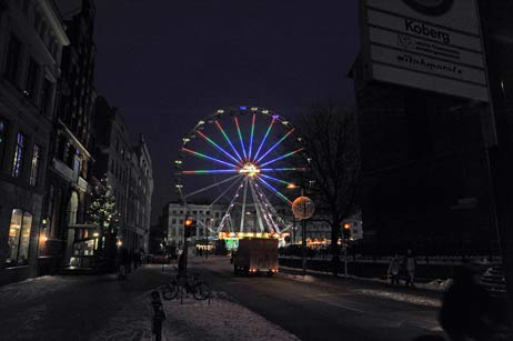 Hauptattraktion: Das Riesenrad hat dem Weihnachtsmarkt einen richtigen Schub gegeben, berichtet Schausteller Dieter Voss. Foto: <b>TA</b>