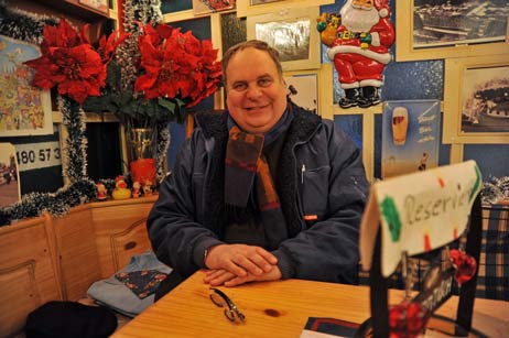 »Jede größere Großstadt hat ein Riesenrad heutzutage«, meint Schausteller Dieter Voss, der seit vielen Jahren mit Wurtspezialitäten auf dem Koberg-Weihnachtsmarkt dabei ist. »Unvorstellbar, warum es weg soll«, sagt er. Foto: <b>TA</b>