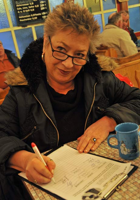 Astrid aus Lübeck hat schon unterschrieben, will noch mehr Lübecker motivieren, sich für den Weihnachtsmarkt auf dem Koberg einzusetzen. Foto: <b>TA</b>