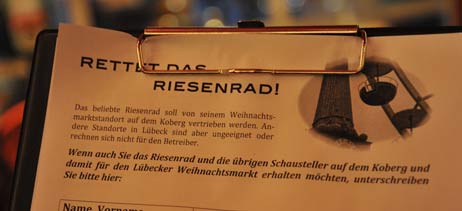 Die Unterschriftensammlung: »Rettet das Riesenrad! Das beliebte Riesenrad soll von seinem Weihnachtsmarktstandort auf dem Koberg vertrieben werden. Andere Standorte in Lübeck sind aber ungeeignet für den Betreiber. Wenn auch Sie das Riesenrad und die übrigen Schausteller auf dem Korberg und damit für den Lübecker Weihnachtsmarkt erhalten möchten, unterschreiben Sie bitte hier:« Mehr als 6.000 Weihnachtsmarkt-Besucher sind diesem Aufruf schon gefolgt. Foto: <b>TA</b>