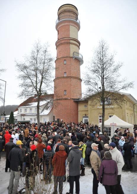 Der alte Leuchtturm ist am 24. Dezember traditioneller Nachmittags-Treffpunkt in Travemünde. Foto: <b>ARCHIV TA</b>