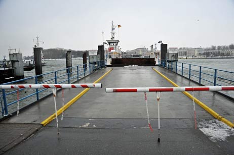 Ohne zusätzliches Kleingeld bleibt die Schranke unten: Ab 01.01.2011 steigen die Fähpreise weiter, auch für Fahrräder. Foto: <b>TA</b>