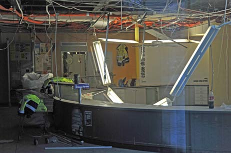 Abriss von Innen: Die frühere Tourist-Info (später Slotcar-Rennbahn und Ostsee-Shop) im Aqua-Top-Foyer liegt bereits in Trümmern. Foto: <b>TA</b>