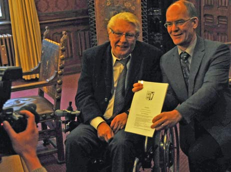 Am 9. Dezember 2010 präsentierten Wirtschaftssenator Sven Schindler (rechts) und sein Amtsvorgänger Wolfgang Halbedel (links) der Presse den frisch unterzeichneten Vertrag: Mit dem Abriss des Aqua-Top kann begonnen werden. Foto: <b>ARCHIV TA</b>