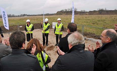 Applaus nach getaner Arbeit. Die neue Fabrik entsteht im Gewerbegebiet Skandinavienkai-Süd. Foto: <b>TA</b>