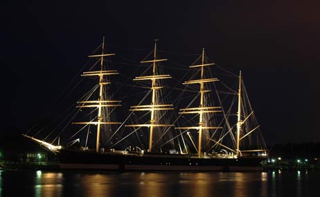Die Masten bleiben kahl: Mit den spektakulären beleuchteten Gaze-Segeln für 200.000 Euro wird es nichts. Foto: <b>ARCHIV TA</b>