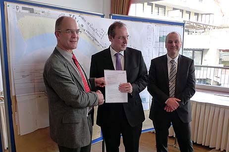 Übergabe des Förderbescheides mit Wirtschaftssenator Lübecks Sven Schindler, Wirtschaftsminister Jost de Jager und Travemündes Kurdirektor Uwe Kirchhoff. Foto: <b>KARL ERHARD VÖGELE</b>