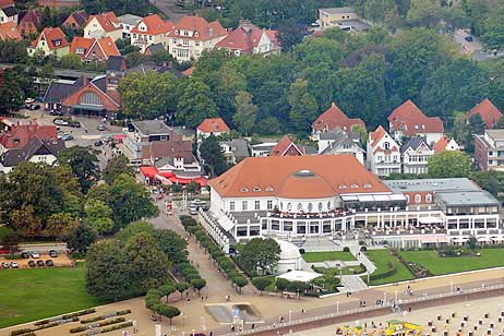 Das Columbia-Hotel (vorn rechts) erweitert sich mit einem zusätzlichen Gebäude gegenüber dem Strandbahnhof (hinten links). Die Bertlingstraße, die dort hinführt, wird Fußgängerzone. Außenallee und Kaiserallee soll über die Straße am Kurhaus und einen neuen Knotenpunkt mit der verlängerten Straße Godewind verknüpft werden. Foto: <b>KARL ERHARD VÖGELE</b>