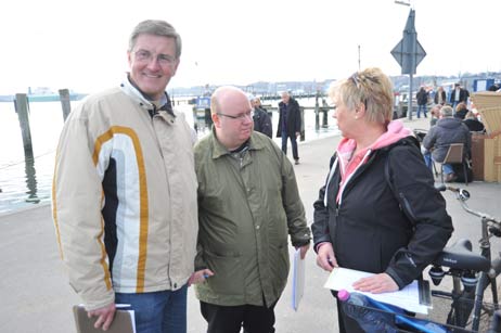Thomas Misch, Thomas Schapke und Susanne Nadolny von der IG »Rettet den Kurbetrieb für Travemünde!« sammelten am Sonntag Unterschriften. Foto: <b>TA</b>