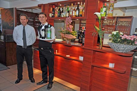 Der Kaisergarten in der Vorderreihe wurde komplett renoviert mit neuem Tresenbereich. Hier gibt es genauso wie im Landungsbrücken-Restaurant die mediterrane Küche und auch regionale Fischgerichte. Fotos: <b>TA</b>