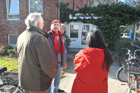 Ernst Joite (mitte) hat das Thema Stadtbibliothek in Travemünde noch einmal angestoßen, will die Schließung nicht hinnehmen. Mit Gert Schörder (links) vom Travemünder Ortsrat (links) hat er bei einer Ortsbegehung mit weiteren Mitstreitern schon gesprochen. Das Thema Bibliothek soll im April auf die Tagesordnung. Foto: <b>TA</b>