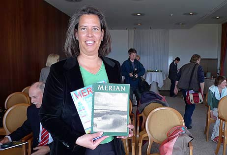 Reisemagazin mit Tradition: Wirtschafts-Staatssekretärin Dr. Tamara Zieschang zeigt zwei Merian-Ausgaben von der Küste, zwischen denen gut ein halbes Jahrhundert liegt. Fotos: <b>KARL ERHARD VÖGELE</b>