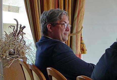 Merian-Chefredakteur Andreas Hallaschka ist selbst Priwall-Tourist, hat letztes Jahr im Skandinavischen Feriendorf Urlaub gemacht und freute sich schon, nach der Pressekonferenz mit den Kollegen in »Juttas Eck« zu Mittag zu essen. Fotos: <b>KARL ERHARD VÖGELE</b>