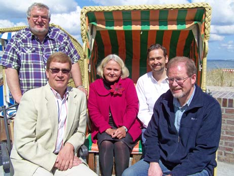 Der Fremdenverkehrsverein Niendorf/Ostsee plädiert mit Unterstützung der örtlichen Kirchengemeinden für die Beibehaltung der Bäderregelung: Vorsitzender Andreas Müller (links, stehend), Beisitzer Frank Theunissen, Pastorin Rita Gallien, Einzelhändler Ralf Jaacks (im Strandkorb rechts) und Pastor Prof. Thomas Vogel (rechts). Foto: <b>RENÉ KLEINSCHMIDT</b>
