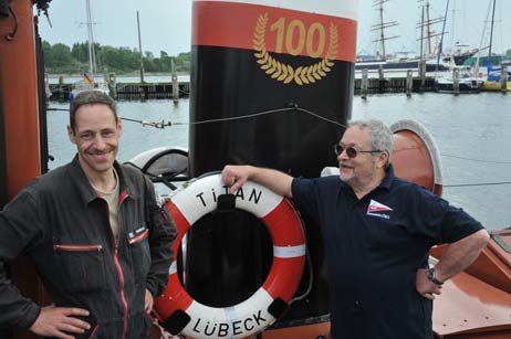 Beantworten gern Fragen zum Schiff: Thomas Berner (links) und Klaus-Dieter Paetzold vom Schlepper »Titan«. Der feierte im Vorjahr 100. Geburtstag. Fotos: <b>TA</b>