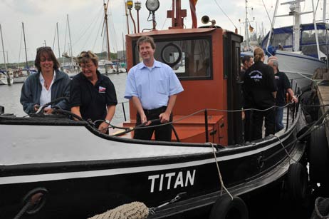 Leinen los: Regine Hoffmann (links), Brigitte Röver und der 2. Vorsitzende des Lübecker Museumshafens Dietrich Uffmann an Bord des historischen Schleppers »Titan«. Fotos: <b>TA</b>