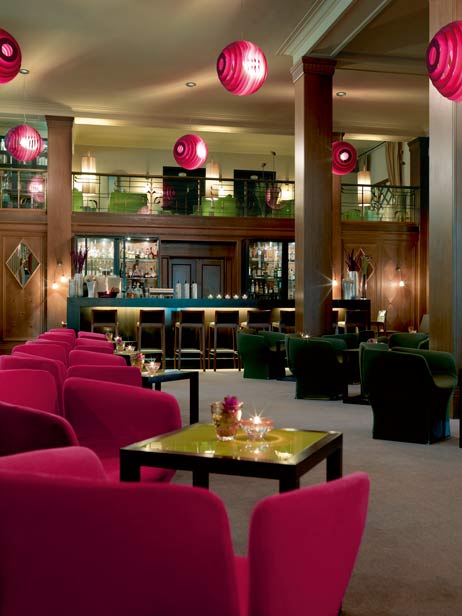 In der Piano-Lounge wird philosophiert. Die Lounge ist Teil des historischen, denkmalgeschützten Gebäudes des früheren Kurhaus-Hotels. Foto: <b>A-ROSA</b>