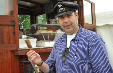 Eiko vom Aalpostamt mit dem inzwischen schon sehr beliebten »Aal am Stiel«. Foto: <b>ARCHIV TA</b>