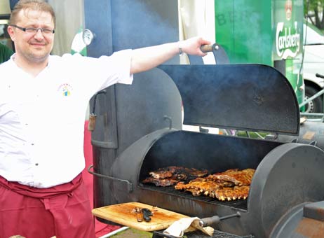 Der Barbecue-Smoker vom »Fishermans« ist auch wieder dabei, diesmal unter anderem mit Steak vom Angus-Rind. Foto: <b>ARCHIV TA</b>