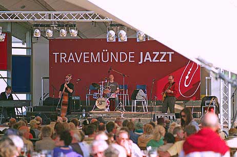 »8 to the Bar«, nach eigener Aussage »die Band mit den schönsten Männern Hamburgs« ist am Sonntag, 12. Juni 2011, ab 14:30 Uhr im Brügmanngarten zu Gast. Foto: <b>KARL ERHARD VÖGELE</b>